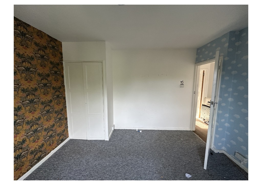 Lot: 171 - SEMI-DETACHED HOUSE WITH GARDEN TO FRONT AND REAR - Second Bedroom on the first floor
